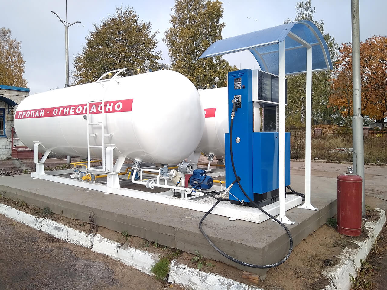Сжиженный газ в газгольдере на АГЗС с уровнемером