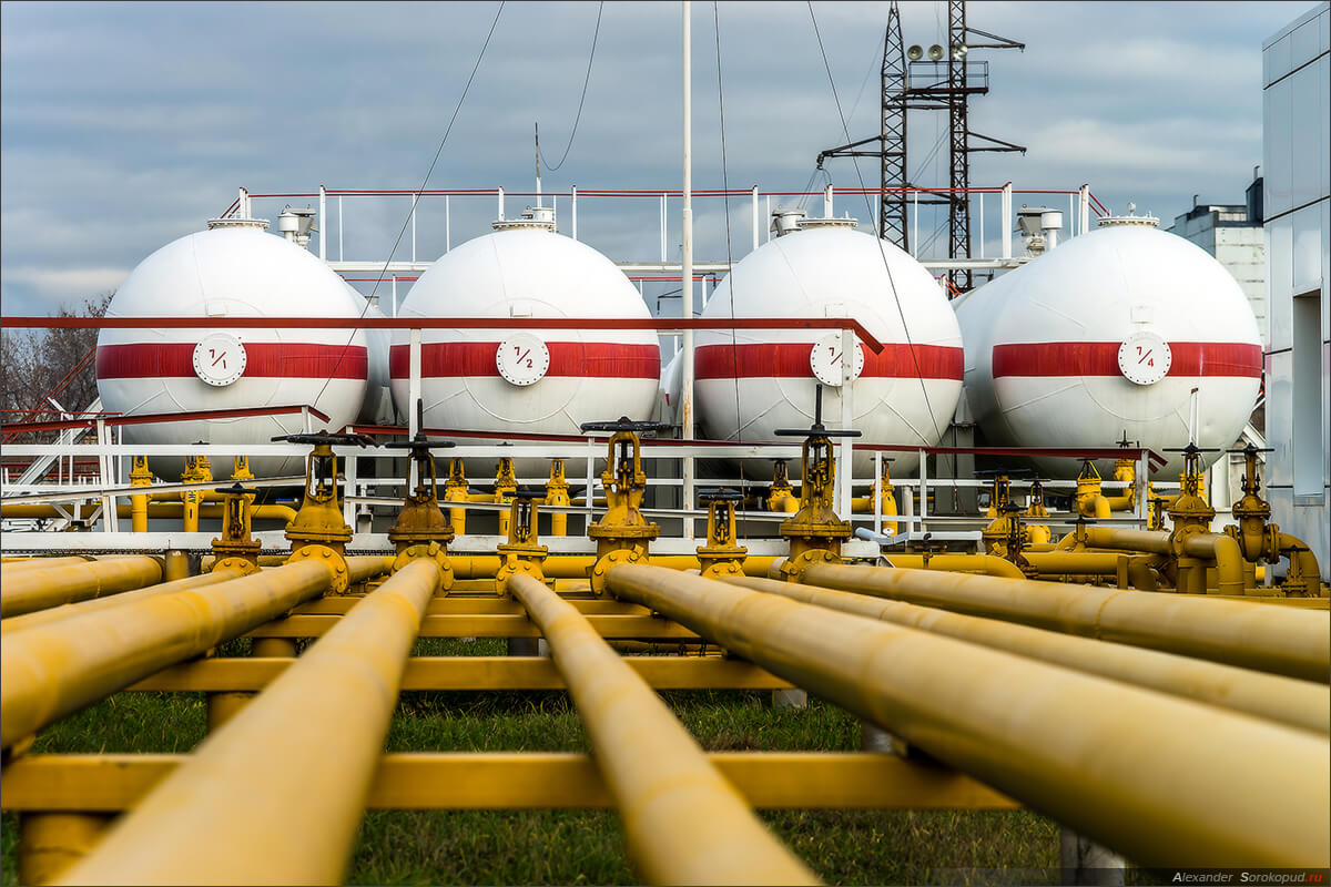 Сжиженный газ в газгольдерах с уровнемерами и другим оборудованием на нефтебазе